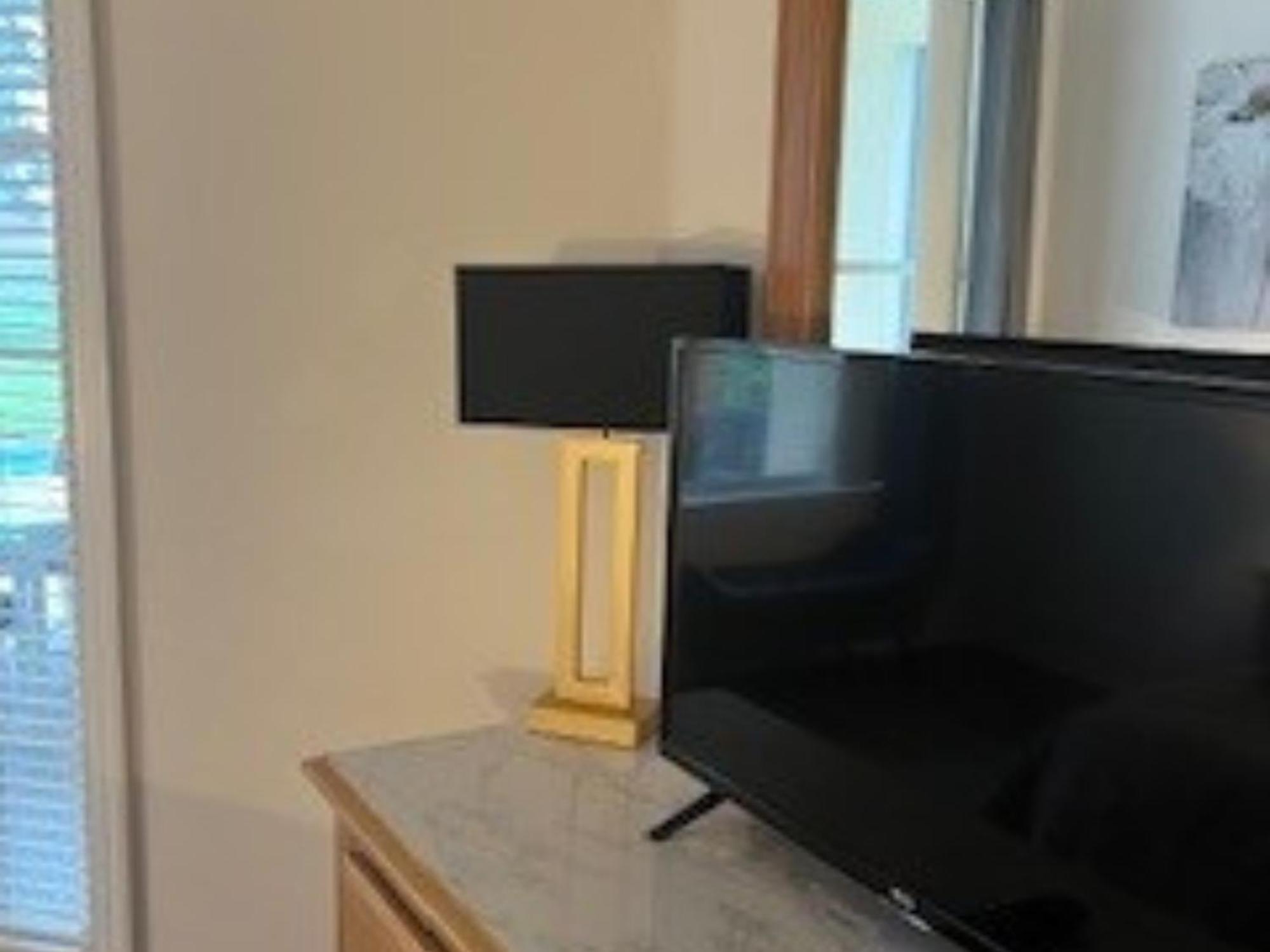 Luxury - 75 Inch Smart Tv, Upgrades Throughout! 20 Minutes To *